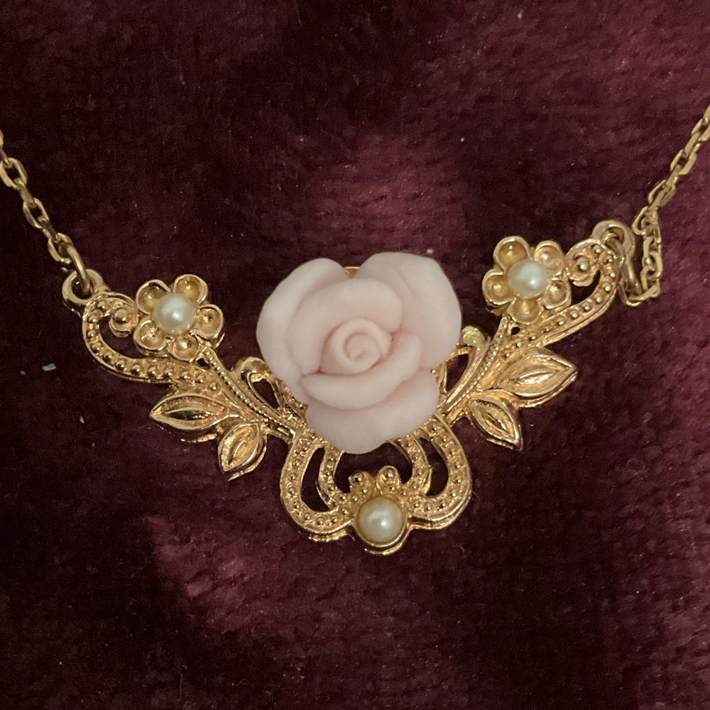 Vintage Avon gold tone pink rose necklace 1990s
